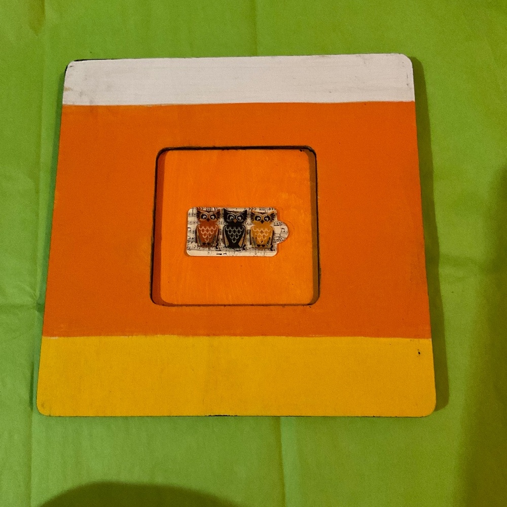 An 8x8” Halloween plaque.  H112